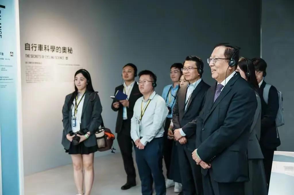 大陆参访团的正式着装，引起了台媒的激烈讨论！

穿正式的着装，让台媒去讨论吧！要