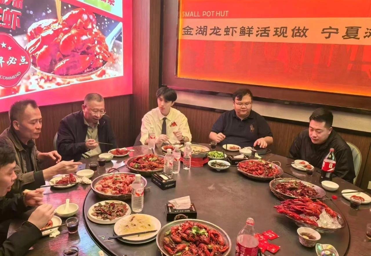 这是一张在股市上，个个身家亿万游资大佬们，在一起庆功聚餐的一张照片
很多人应该都