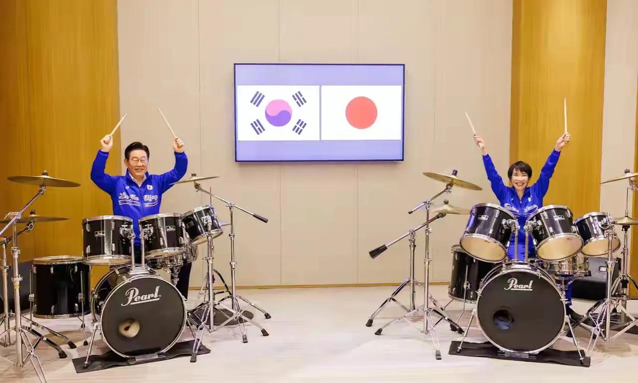 韩国总统李在明访日，日本首相高市早苗为了讨好李在明拉近日本和韩国关系，不惜拉着李