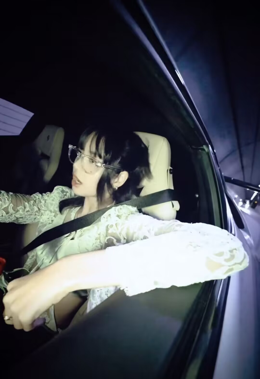 #Lisa单手开法拉利# LISA新歌预告 单手开法拉利太帅啦 ​​​