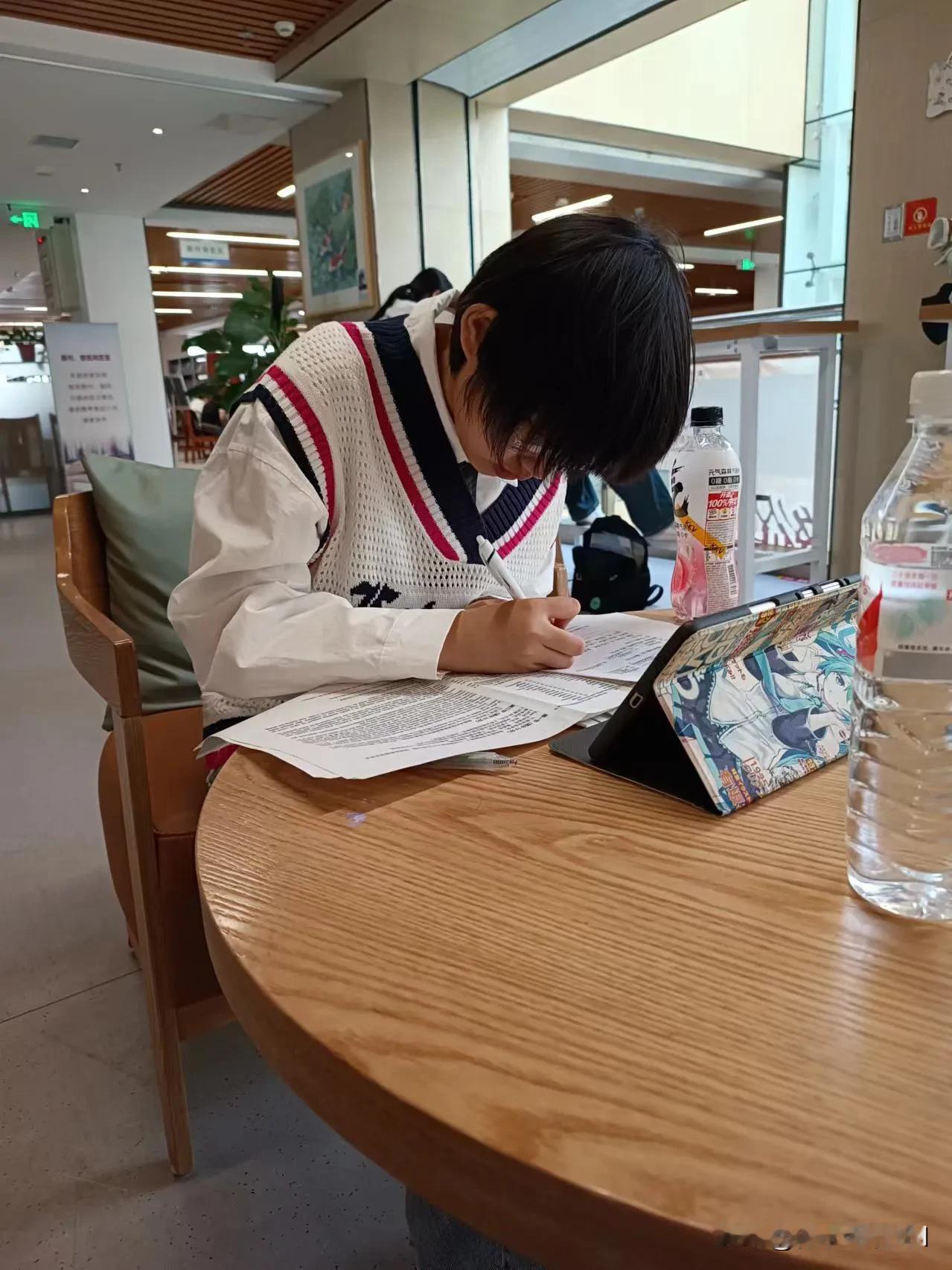 
《致吾女》

今日是你的生辰， 我的宝贝，我的天使。 你如晨光般璀璨， 照亮了