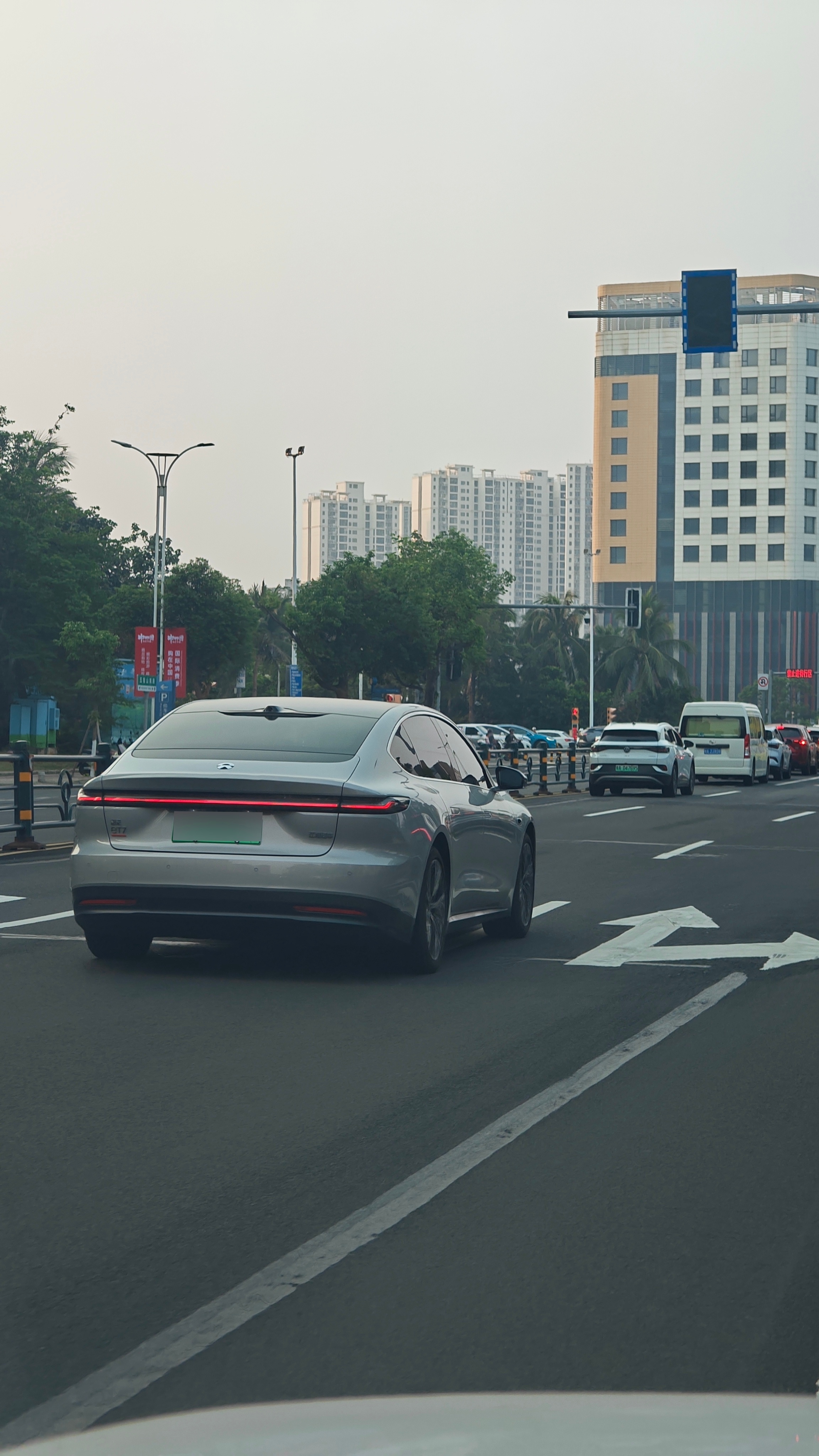 这么几年过去，ET7依然是颜值王者之一，怎么看都不腻。问界这个文化尾灯是不是根据