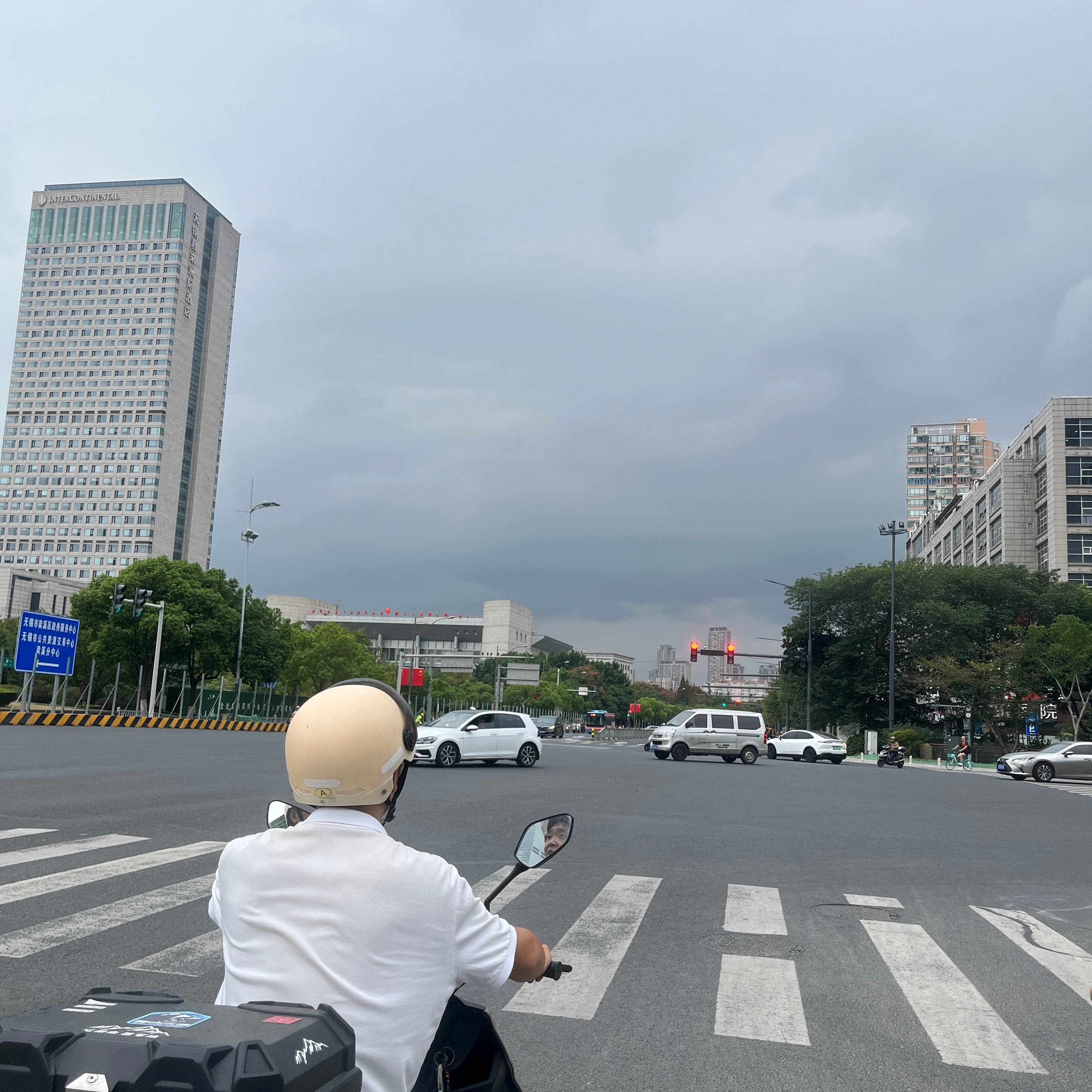 看着要下雨了[下雨][下雨][下雨]天气怪舒服的 ​​​
