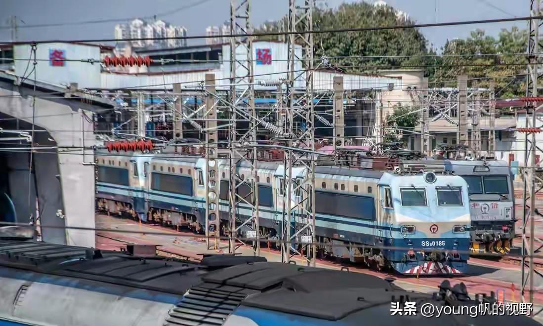 曾经在广州机务段，无论是电力的韶山8机车，还是内燃的东风4橘子内燃机车，都是中国