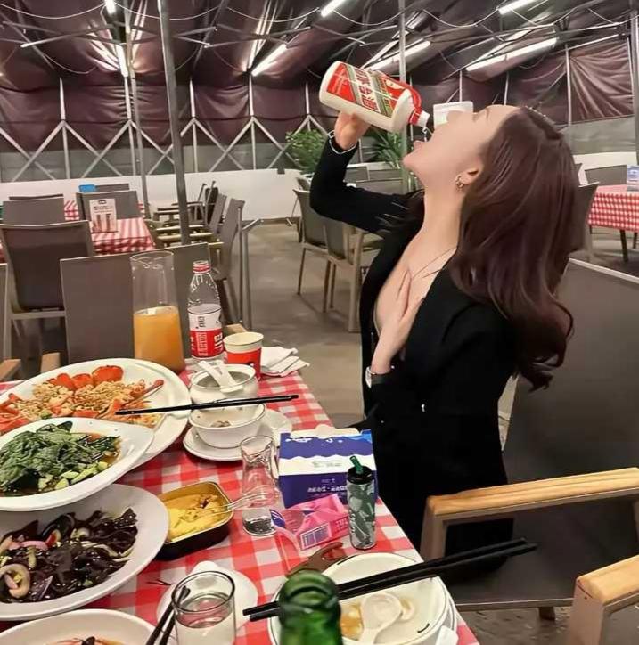 酒店，和朋友一起吃饭。
看见邻座一姑娘独自用餐。
她桌子上摆满了菜肴。
但她的神