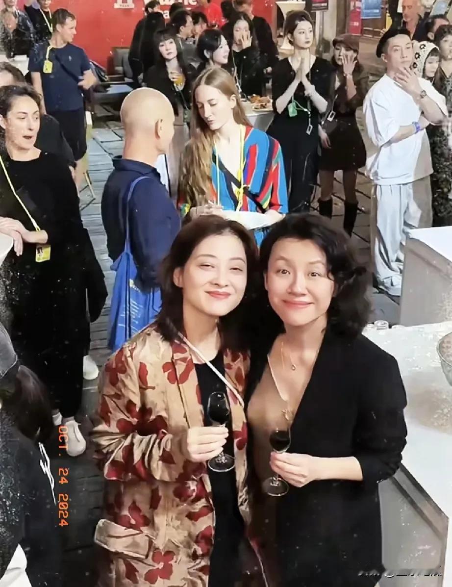 演员刘琳和梅婷亲如姐妹，两人自从合作了《父母爱情》后，两人的感情至深就像电视剧里