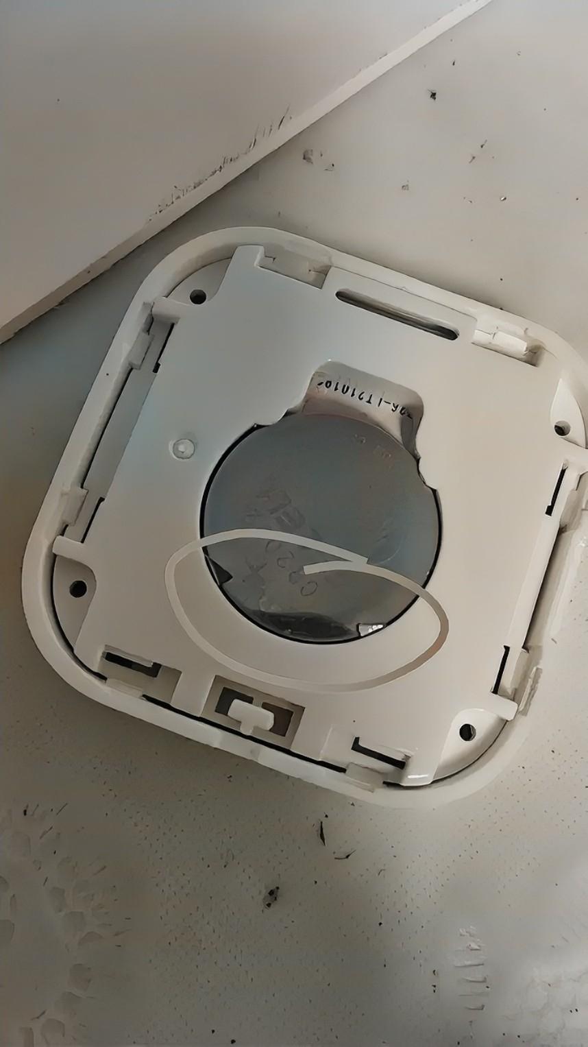 分享我这周有趣的事：家里温度计没电了，倒腾半天，把电池抠不下来。
最后还是找到当