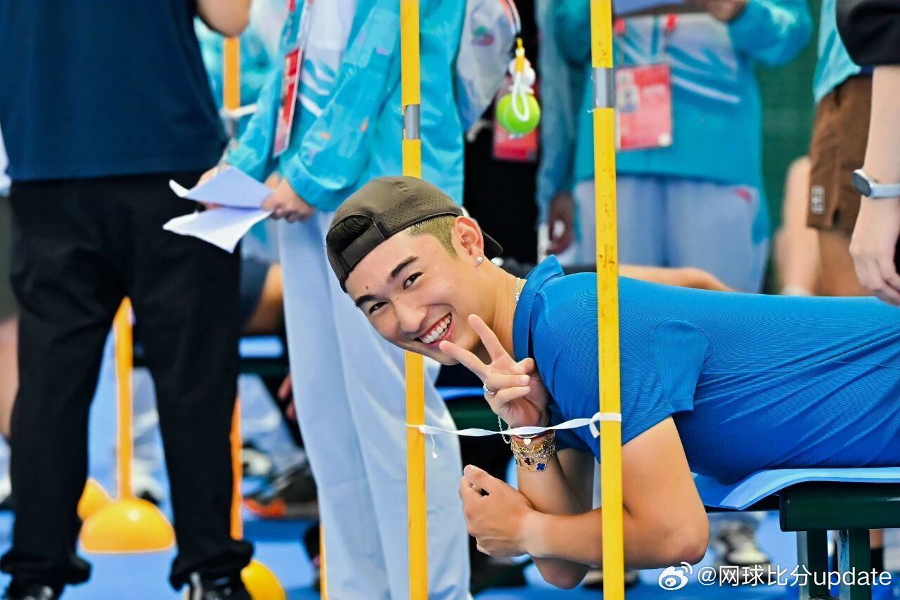 全运会 网球男团北京队 2-0 上海队商竣程6-1/6-3 朱世勋齐洪瑾6-2/