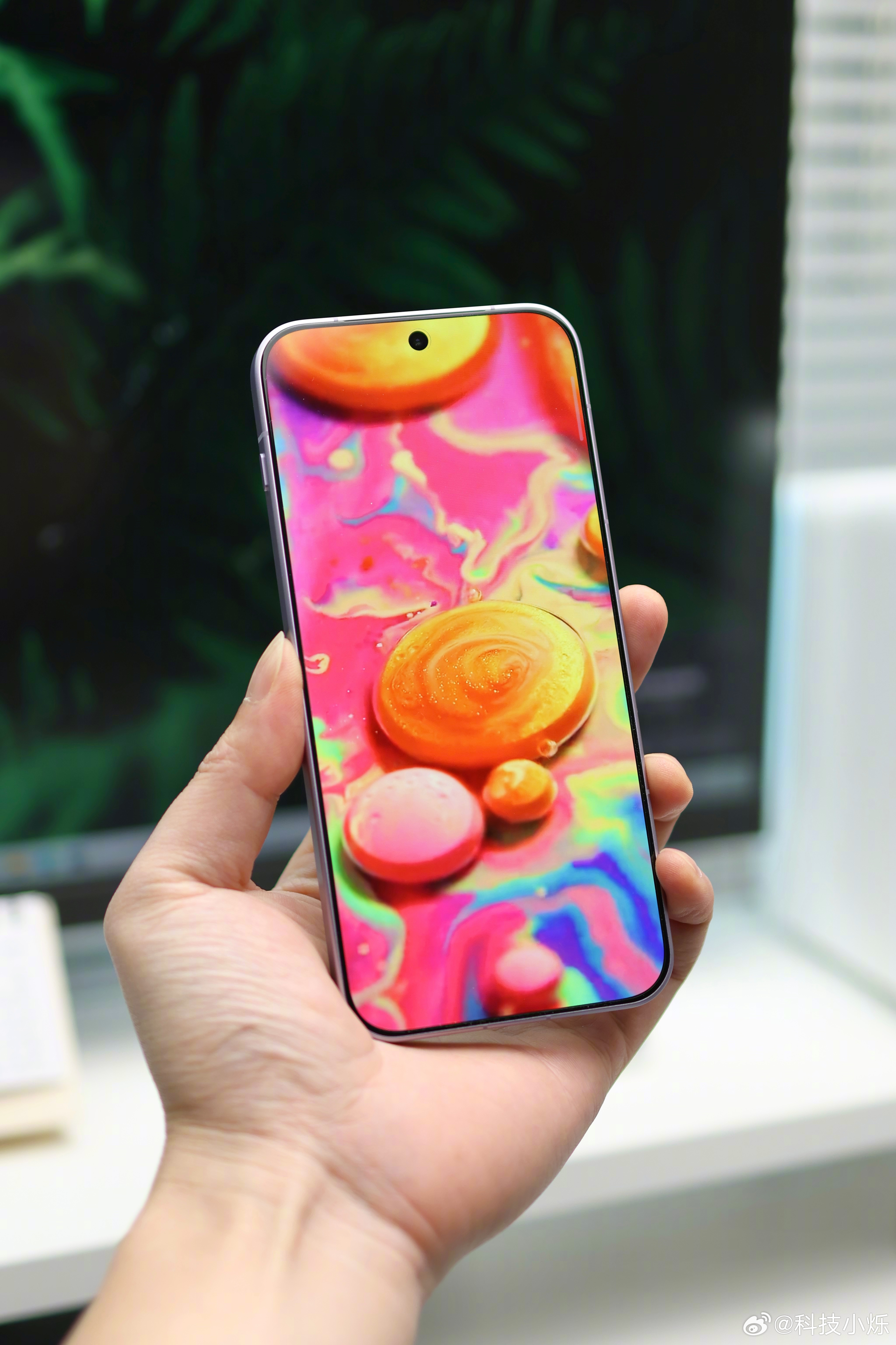 一加15的正面边框真的是一绝，太窄了，怪不得很多厂商都在卷黑边宽度，对正面颜值提