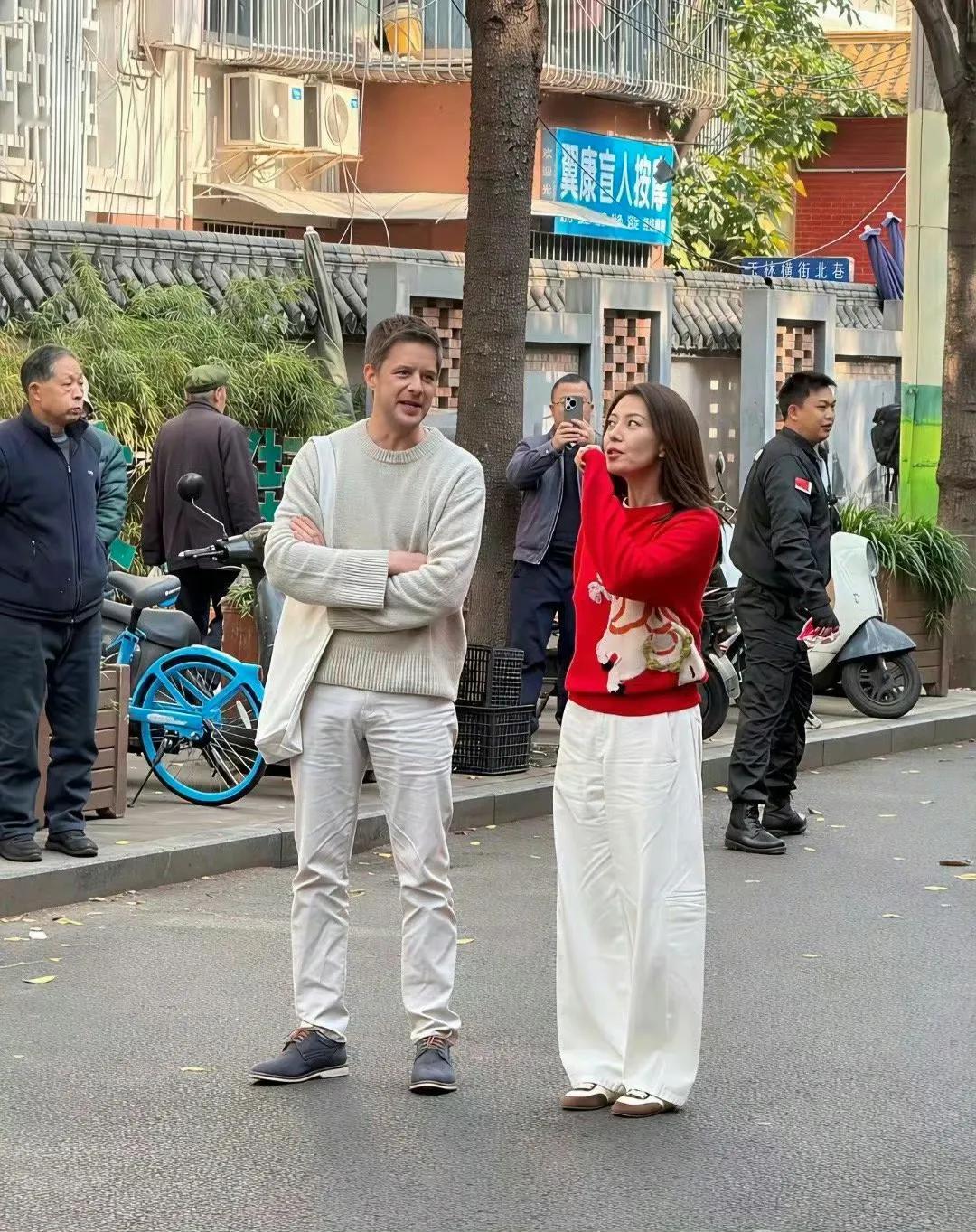 今年流行的弯刀裤！
明星穿都恼火 ！ 
也不知道谁发明的？