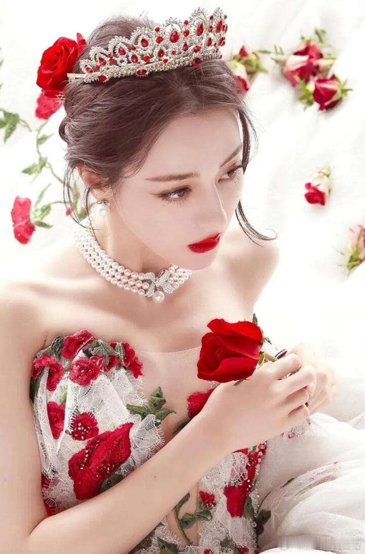#迪丽热巴慕胥辞海报造型##迪丽热巴[超话]# 迪丽热巴颜值爆表，美得不像话！一