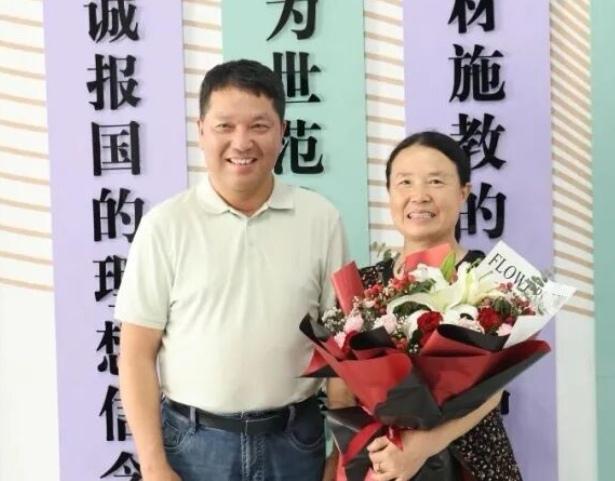 浙江象山县大目湾高级中学举行高华老师退休欢送仪式，​朱海成副书记致辞，​原滨海学