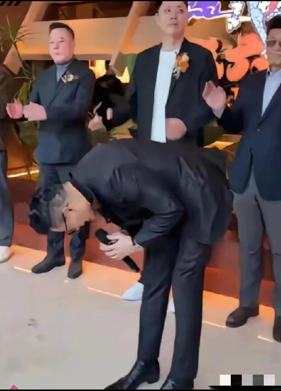 汪小菲现在就是跪下，也无济于事！看看大家今天的表情，特别是阿斗90度躹弓时安总那