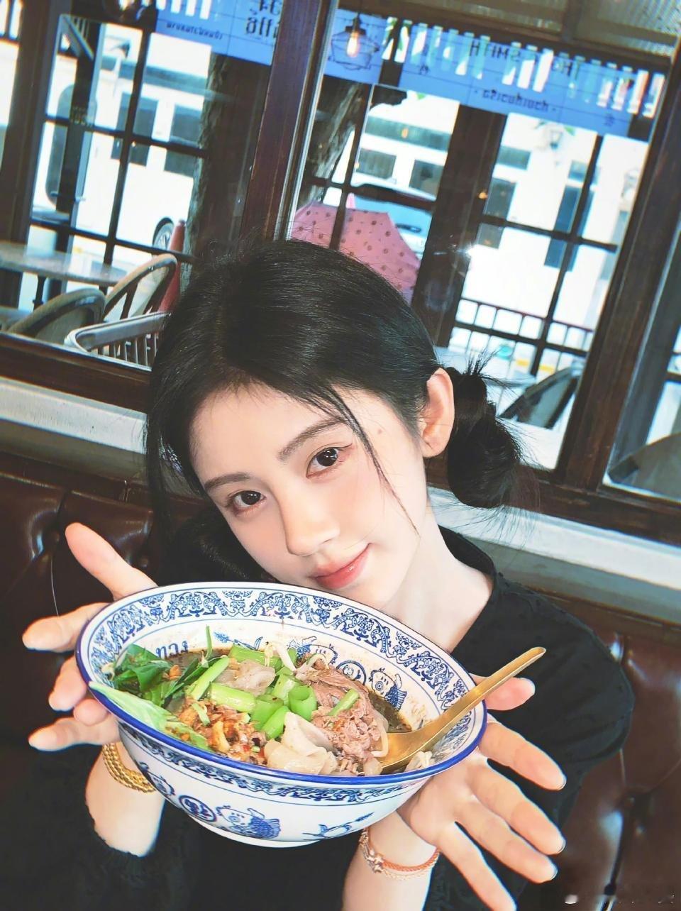 别人营业是精致大片，鞠婧祎的营业是“干饭合集”，看得我都饿了😂鞠婧祎