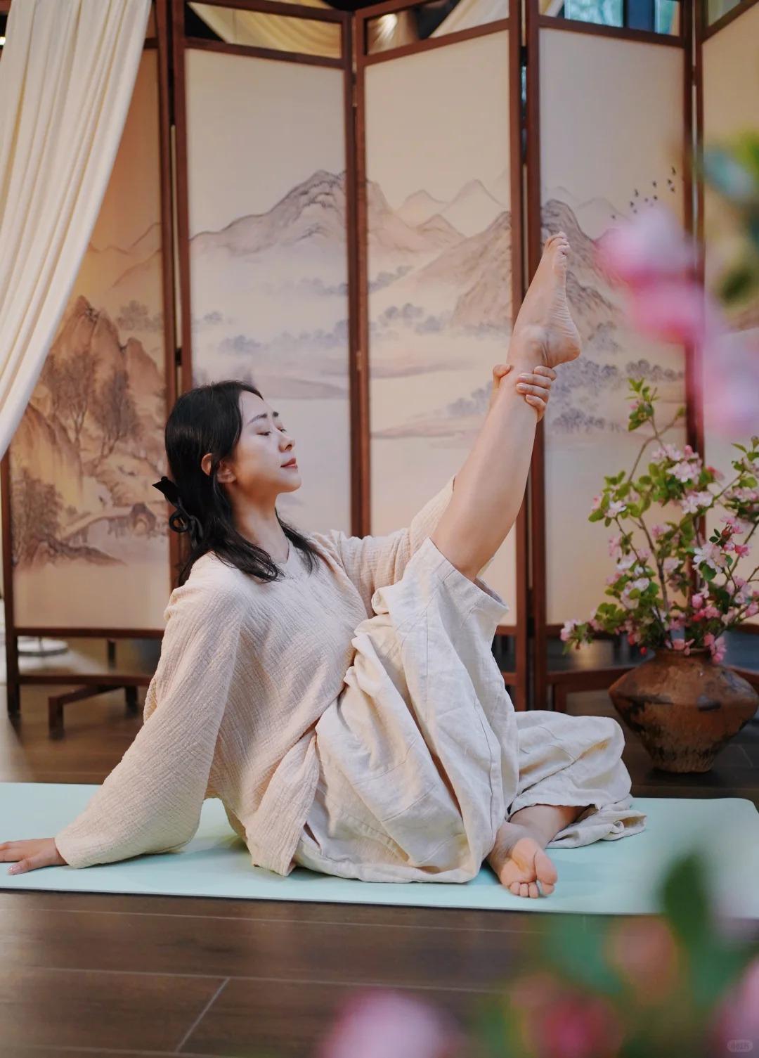 垂丝海棠开得正好，粉白花朵缀满枝头，风一吹便落满肩头。铺一张瑜伽垫，做几组阴瑜伽