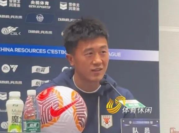 崔康熙携刘洋出席明天齐鲁德比的赛前新闻发布会！王大雷缺席踩场，明天估计不能首发！