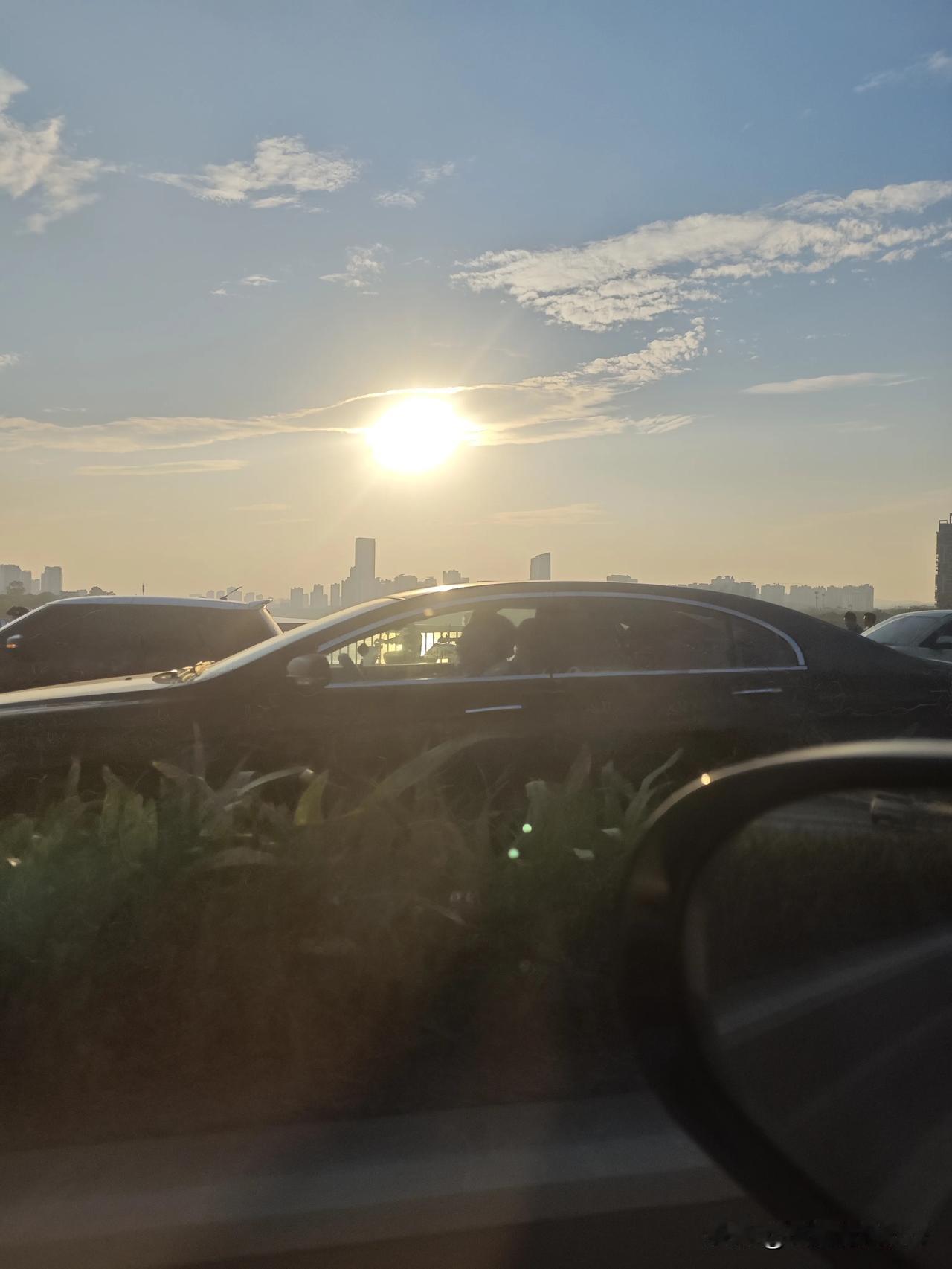 非常喜欢的一段话，真正的成熟：当你看到这个世界并不是非黑即白以后！融入他，接纳他