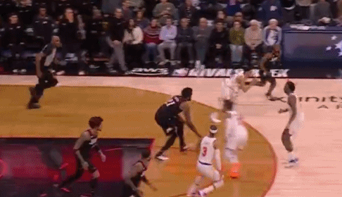 是个人才！恩比德失误后不防守就摊手！
在今天NBA常规赛费城与尼克斯的第四节比赛