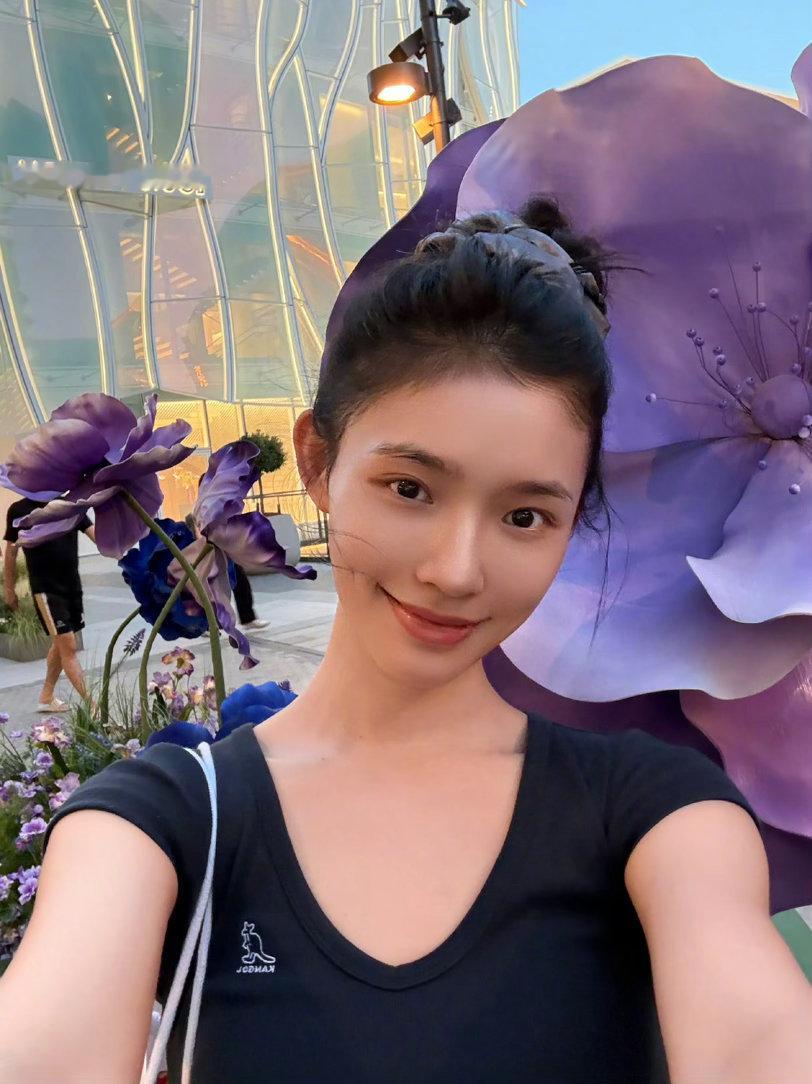 林允手臂肌肉线条看林允的手臂肌肉线条，真的会改观对女明星身材的认知。不是轻飘飘的