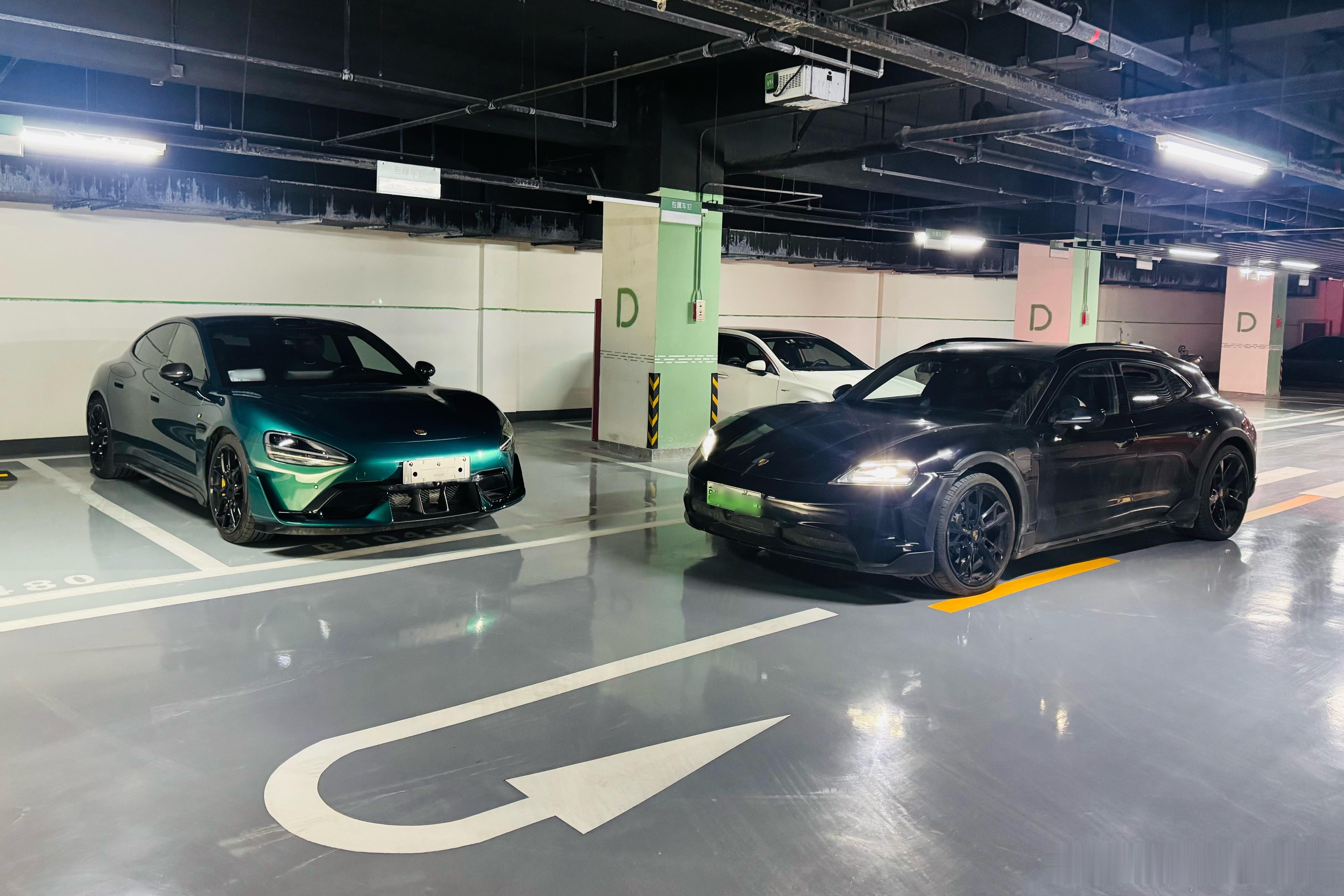 最近这周反复对比着俩开，越来越有意思。我觉得小米su7 ultra很像高性能的纯