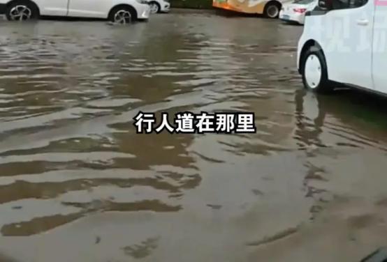 [太阳]8月29日，山东青岛突发暴雨，导致不少路段的积水严重，期间一女子骑着电动