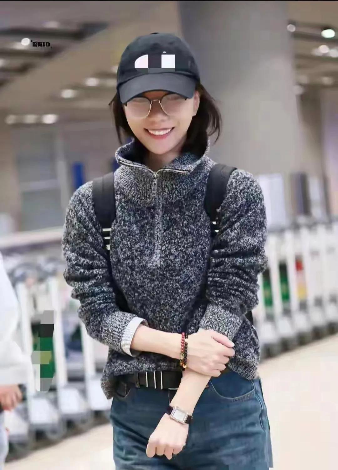 🔥 跟着王珞丹学“简约高级感”穿搭！
基础款灰色毛衣，通过半拉链设计增加了层次