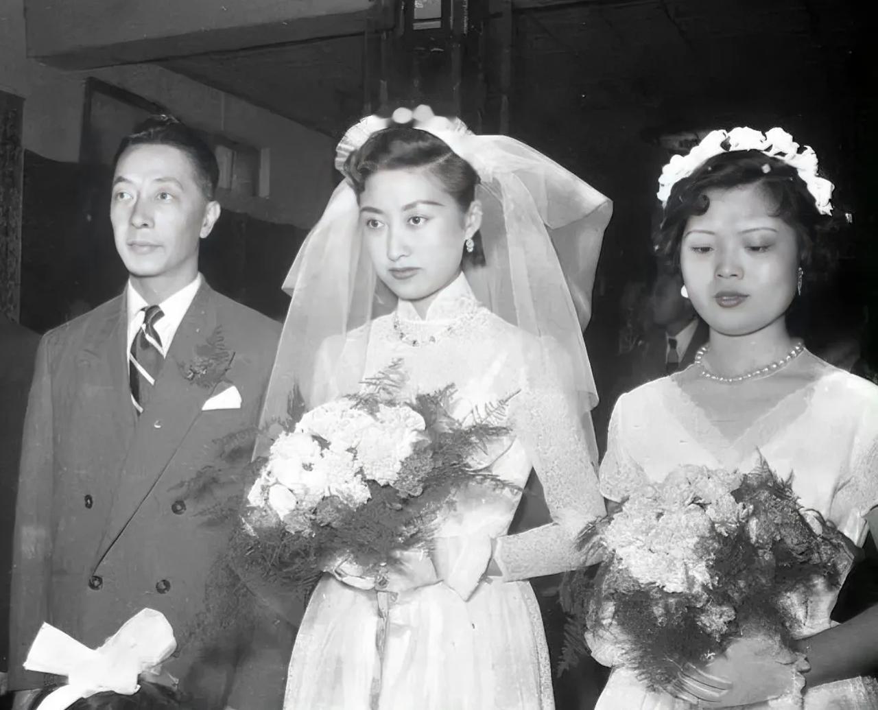 1955年，京剧名伶张正芬和丈夫庾家麟，一张罕见的新婚合影，镜头下的张正芬，身着