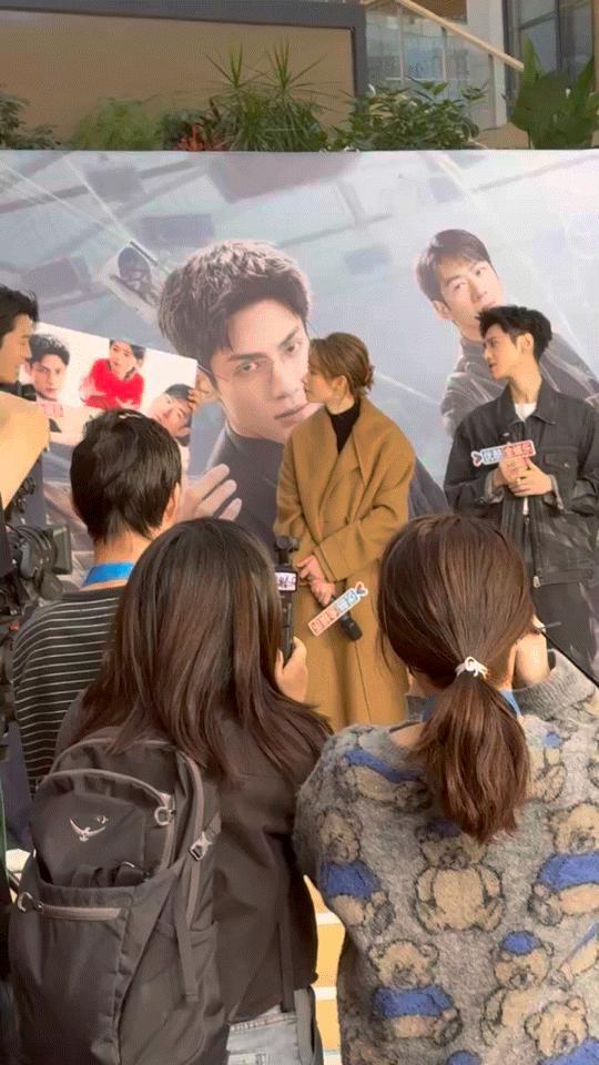 罗云熙刘雅瑟江奇霖这段以为是AI 笑不活了家人们！三人模仿表情包乱成一团，离谱又