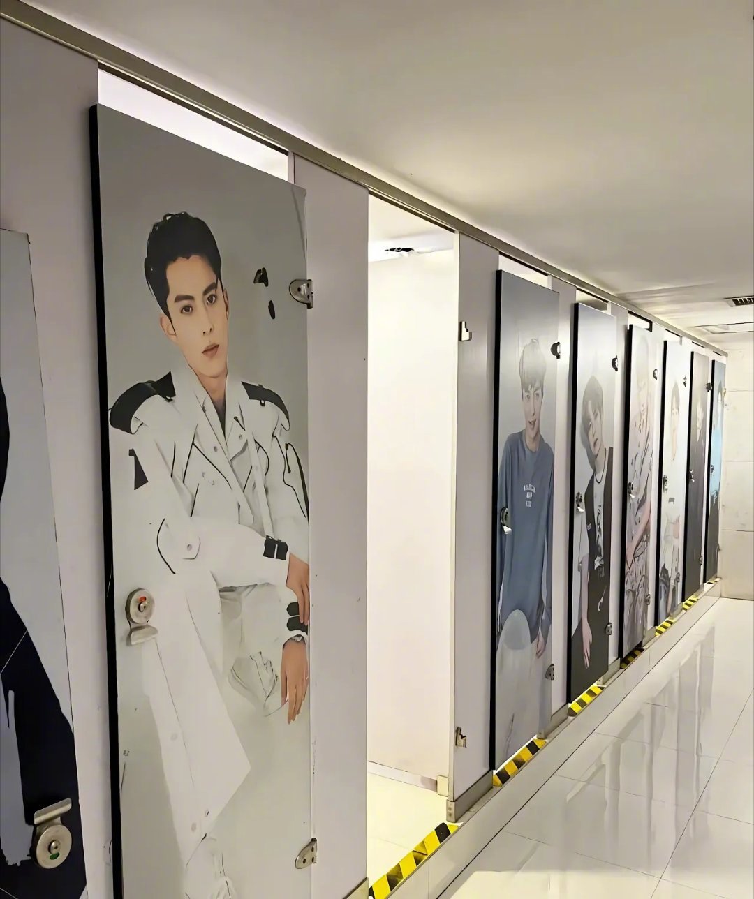 某个厕所的门，全部都是流量明星 ​​​