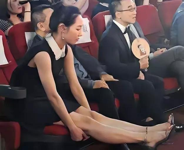 白百何这是在干嘛
活动现场直接把两只腿抬起来伸得那么高，秀她那美丽的大长腿嘛
还