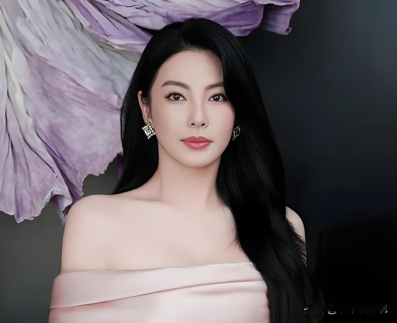 张雨绮被曝代孕这事，一下午刷屏了。

先别急着站队，这事儿背后有东西值得琢磨。女