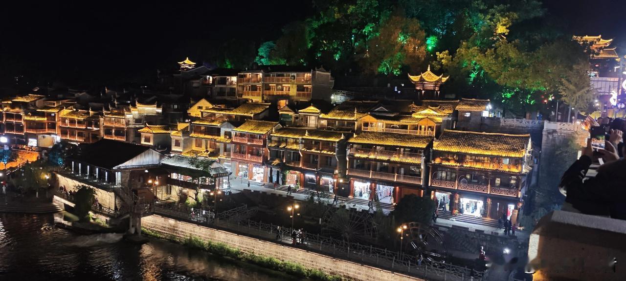 上联：冬去山明水秀，
下联：春来鸟语花香。