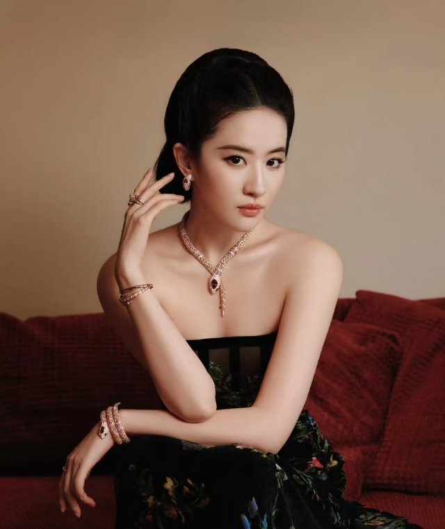 刘亦菲很厉害的就是同样在凹姿势展示珠宝却不会让人觉得刻意，再华丽的珠宝在她身上也