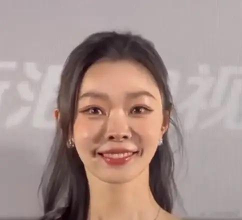 宋轶回应整容她说没整容，只是换了个化妆老师……要不然还是把以前的化妆老师换回来吧