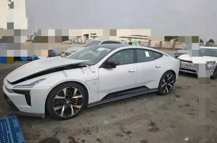 疑似极星5的谍照，说起来极星依然想要在国内市场拼一把吗，外观设计确实不错，但溢价