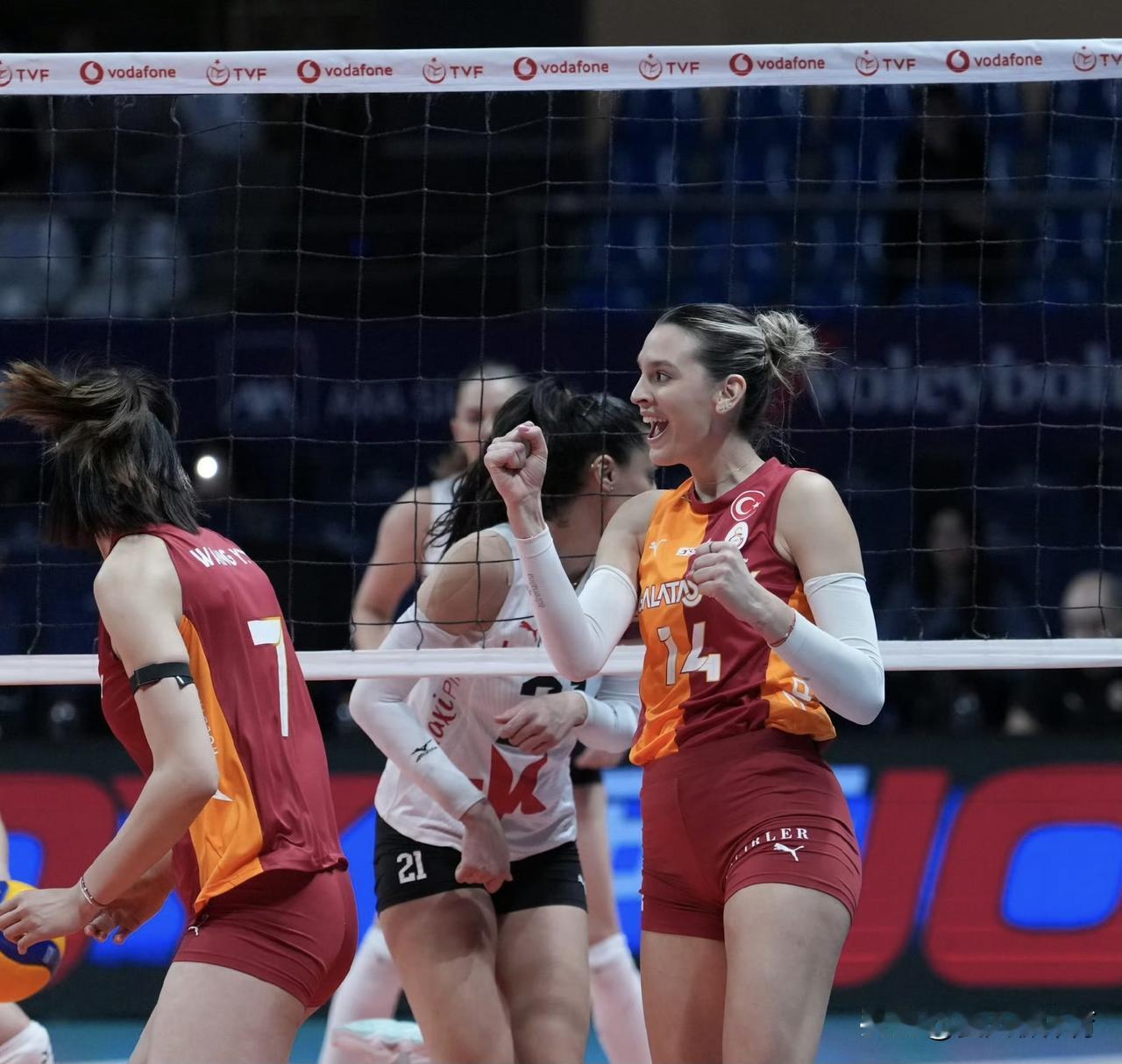 王媛媛14扣9中1拦1发球，11分！媛媛今天是进攻型的副攻手，在土耳其联赛是打得