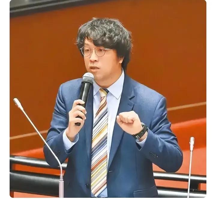 赖清德这波“威胁式捆绑”，真是把政治算计玩得明明白白！
 
口口声声让国民党保“