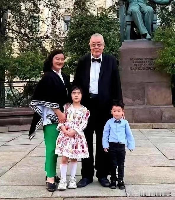 已经定居美国的87岁钢琴大师刘诗昆，带着比自己小30岁的妻子孙颖，还有5岁的女儿