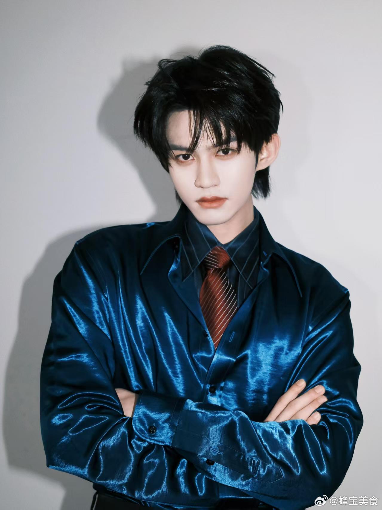 云旗深海流光少年似坠入深海的少年，绸缎衣身漾开流动蓝光，红领带揉碎冷调疏离，矜贵