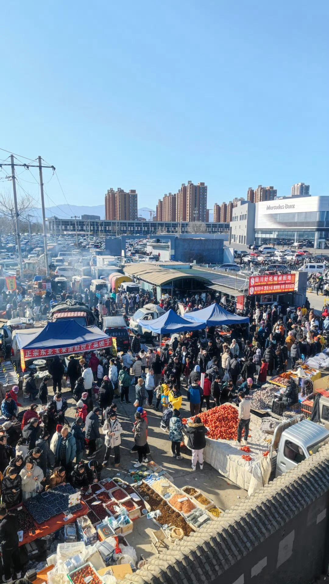 北京著名的沙河年货大集，人间烟火气十足！各类年货琳琅满目，从果蔬肉类到小吃零食，