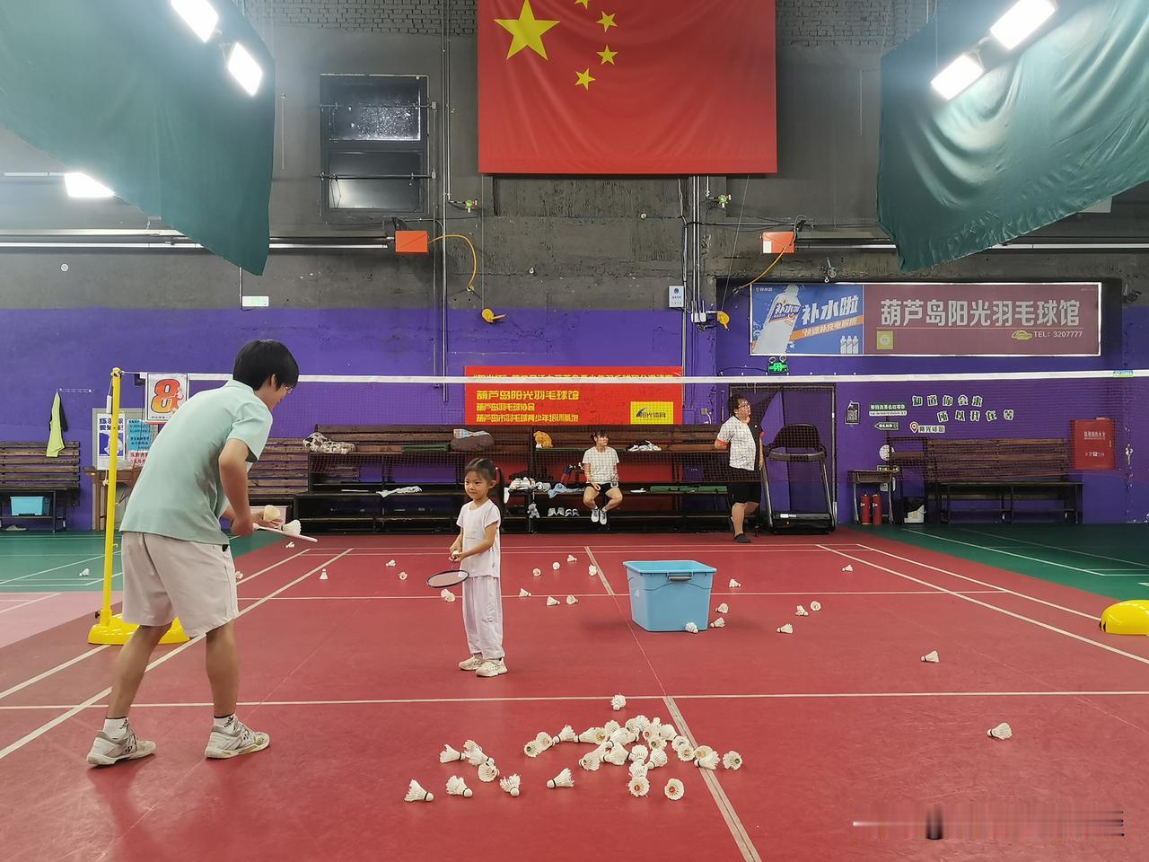 在羽毛球馆里的孩子们
 
盛夏酷暑，室外热浪滚滚，羽毛球馆里却是一派凉爽如春的少
