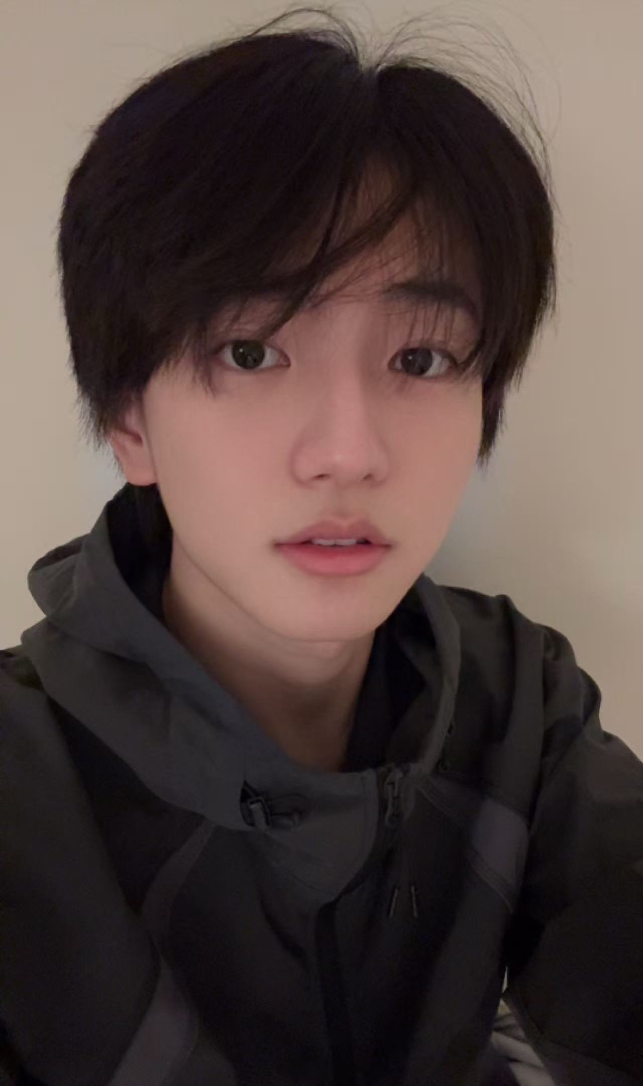 对着这张脸我能说出什么重话 我只想亲他 