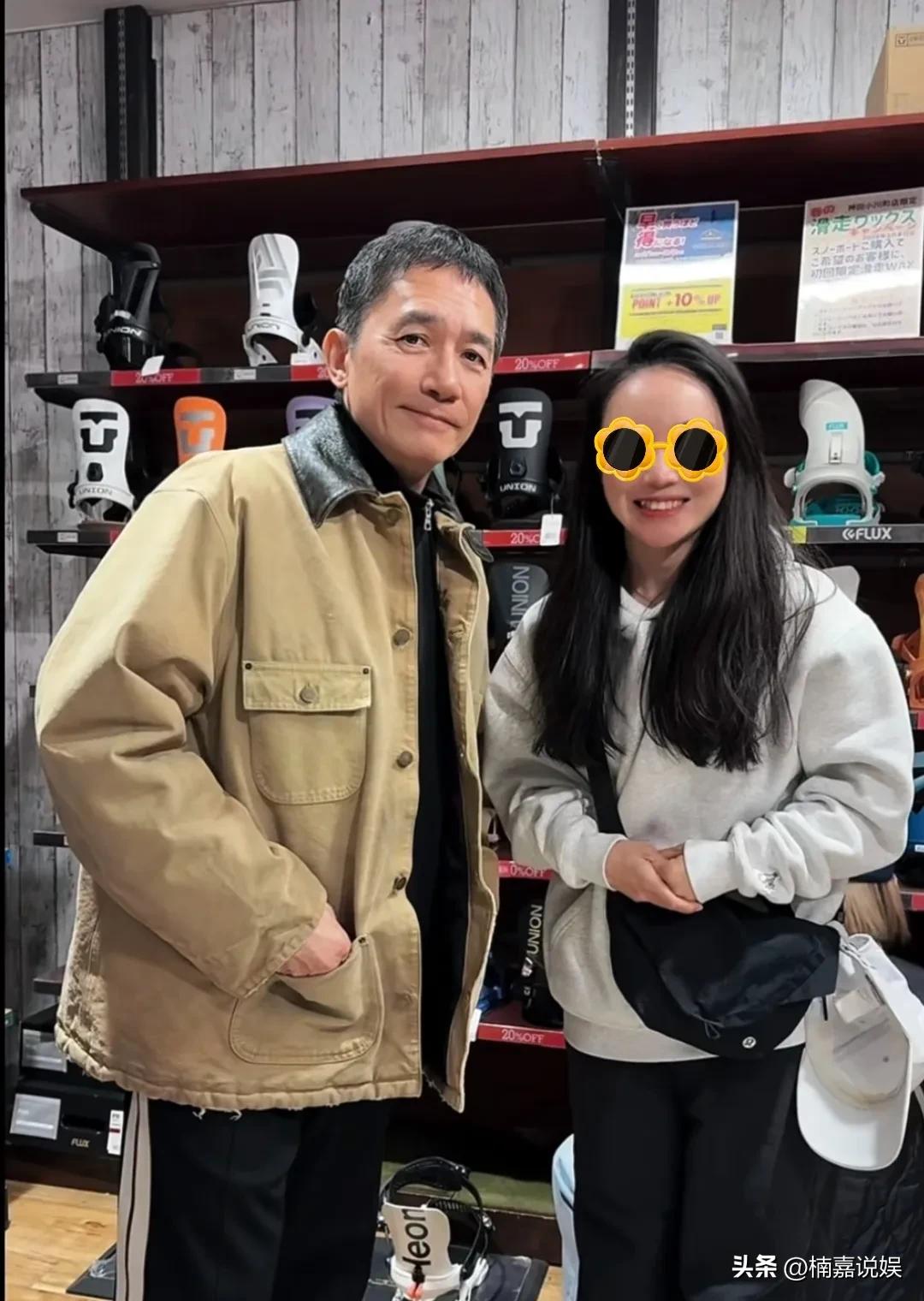 梁朝伟和刘嘉玲现身日本滑雪！
路人镜头下的刘嘉玲，保养得非常好，身材纤瘦，脸很紧