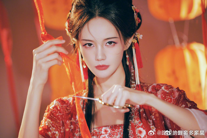李一桐怎么又美又飒的李一桐真的是红衣侠女的代表啊，每次看到她穿红衣都有种被惊艳到