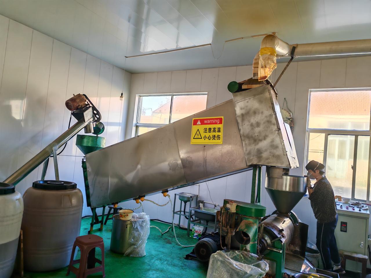 我们这儿的人，只喜欢一种油料——花生油，那香味浓郁得简直无法用语言形容。