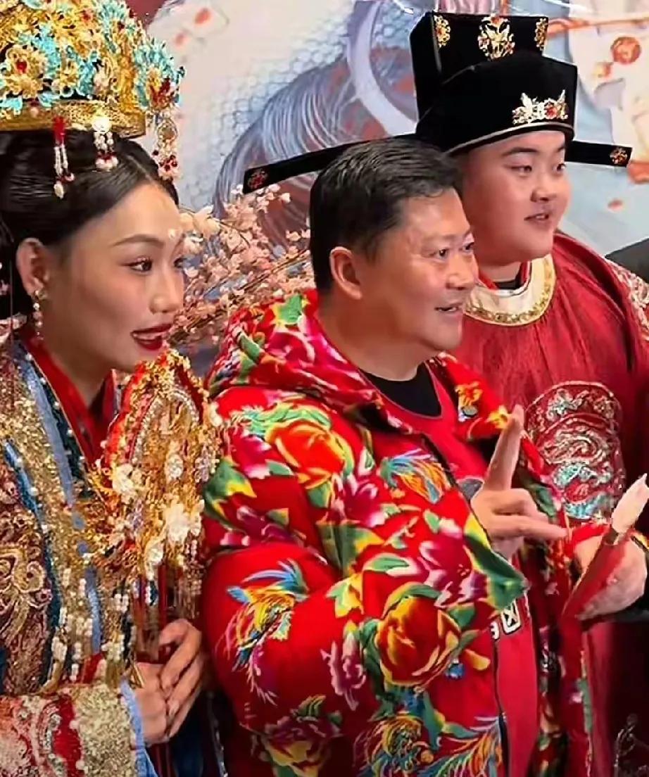 12月23日，逆行英雄龙麻子与女友呆呆妹大婚啦！这场中式婚礼仪式感直接拉满，著名