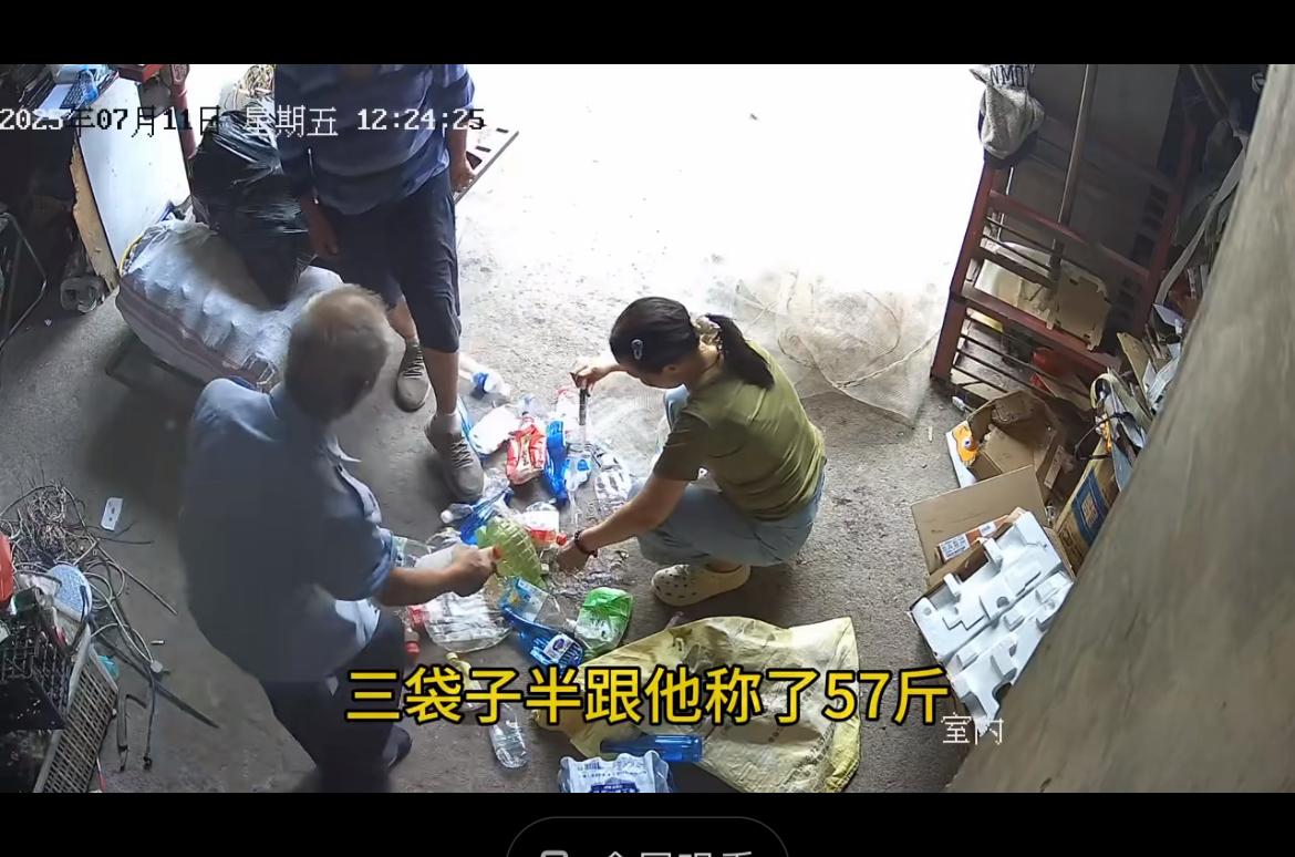 大爷卖塑料瓶子，瓶子里掺水几十斤被识破，气愤不已不卖了。真是愚蠢又无知，他的小伎