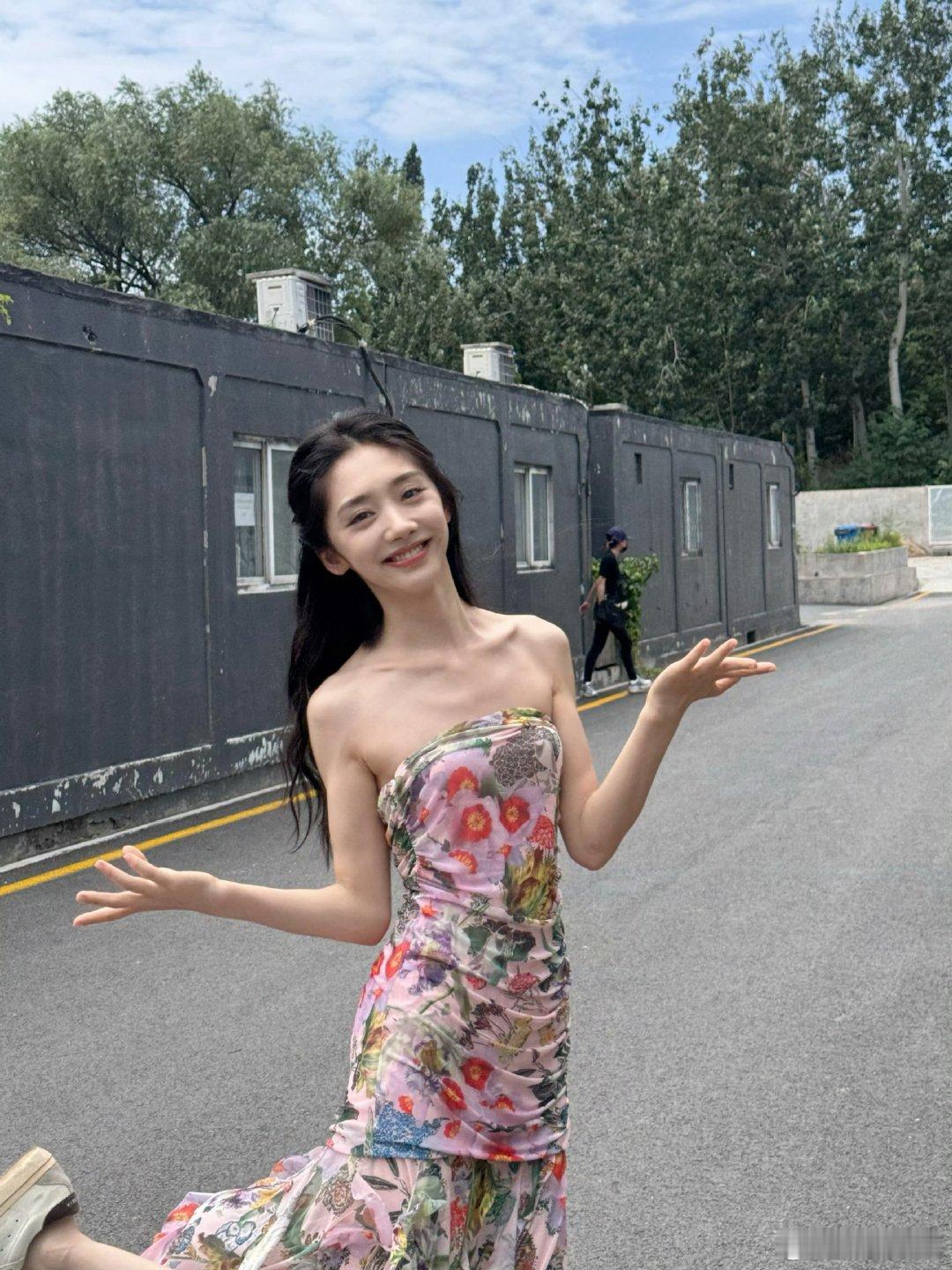 王影璐瘦成啥样了 王影璐这腰细得有点夸张了，陈飞宇单手环过去手掌都能重合，孩子真