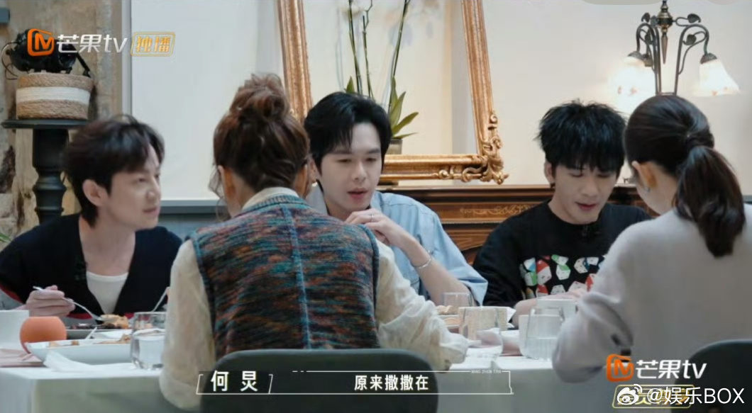 何炅回忆和撒贝宁一起吃宵夜  好想念撒老师还在节目的时候，那时候的节目真的又好笑