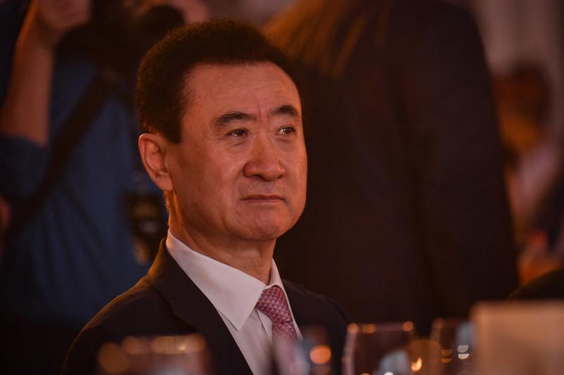 曾经有多狂妄，现在就有多狼狈。
王健林做的最错的一件事，
就是2016年时不该轻